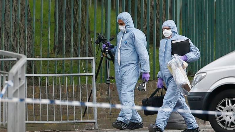 Enquête à Woolwich après le meurtre d'un homme, tué à coups de machette et de couteau. La police a blessé et arrêté les deux suspects.