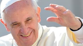 Le pape François saluant la foule place St Pierre, à Rome, le 18 septembre 2013.