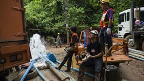 Des sauveteurs thaïlandais pompent l'eau de la grotte où sont toujours coincés douze enfants et leur entraîneur de football 