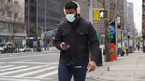 Un passant à New York, en pleine pandémie, le 5 avril 2020.
