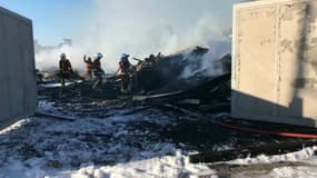 Un entrepôt de bois a été ravagé par un incendie à Montreuil.
