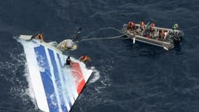 Secours brésiliens à la recherche de l'épave du vol AF447 dans l'Océan atlantique. Deux navires chargés de retrouver l'épave du vol AF447 d'Airbus au large du Brésil feront une escale technique la semaine prochaine, ce qui devrait marquer la fin de la tro