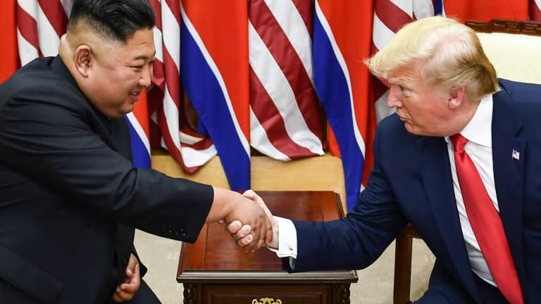 Le leader nord-coréen Kim Jong Un (g) et le président Trump se saluent à Panmunjom, zone démilitarisée, le 30 juin 2019 (illustration)