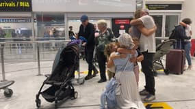 Des passagers d'un vol Tel-Aviv-Nice retrouvent leurs proches.