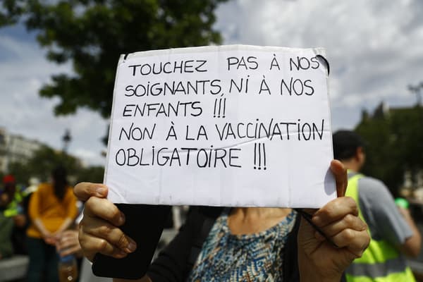 Un manifestant brandit une pancarte ce samedi place de la Bastille à Paris