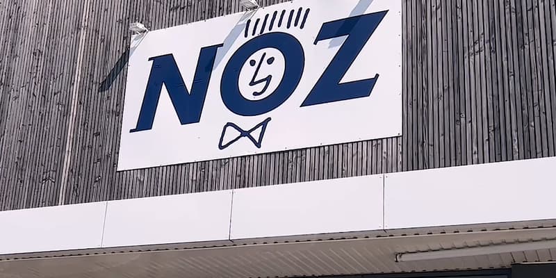 La devanture d'un magasin Noz (Illustration).