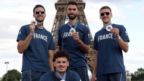 L'équipe de basket 3x3 avec sa médaille d'argent aux JO de Paris - le 07/08/2024