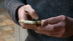 Quand vous privilégiez votre smartphone à de vrais échanges… on appelle ça le "phubbing"