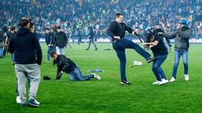Des supporters d'Udinese ont frappé ceux de Naples qui fêtaient le titre sur leur pelouse