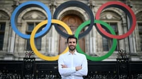 Le président du Comité d'organisation des Jeux Olympiques et Paralympiques de Paris 2024, Tony Estanguet, devant les anneaux olympiques exposés sur la façade de l'Hôtel de Ville de Paris, le 13 mars 2023