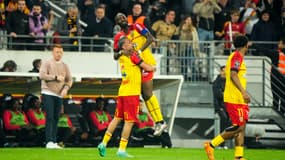 Fofana dans les bras de Medina après son but à Bollaert lors de Lens-Reims, 12 mai 2023
