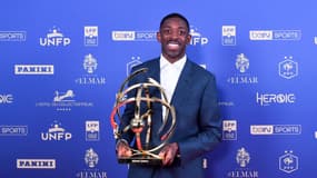 Ousmane Dembélé avec son trophée de meilleur joueur de L1, le 11 mai 2025 aux Trophées UNFP
