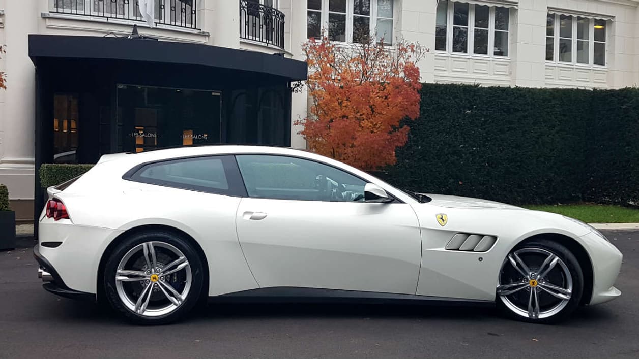 Les dimensions de la Lusso la place au niveau de la Porsche Panamera (ou d'une BMW Série 7 pour la longueur): 4,95 mètres de long pour 1,98 mètre de large et 1,38 mètre de haut.. Les dimensions de la Lusso la place au niveau de la Porsche Panamera (ou d'une BMW Série 7 pour la longueur): 4,95 mètres de long pour 1,98 mètre de large et 1,38 mètre de haut..