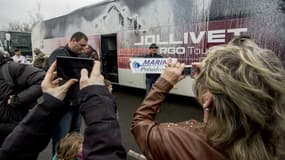 Un bus transportant des militants Front national peinturluré de blanc alors qu'il se dirigeait vers Nantes pour un meeting de Marine Le Pen. 