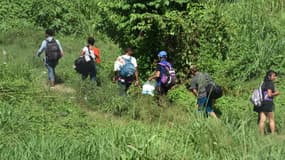 Des migrants honduriens traversent le Mexique à pied