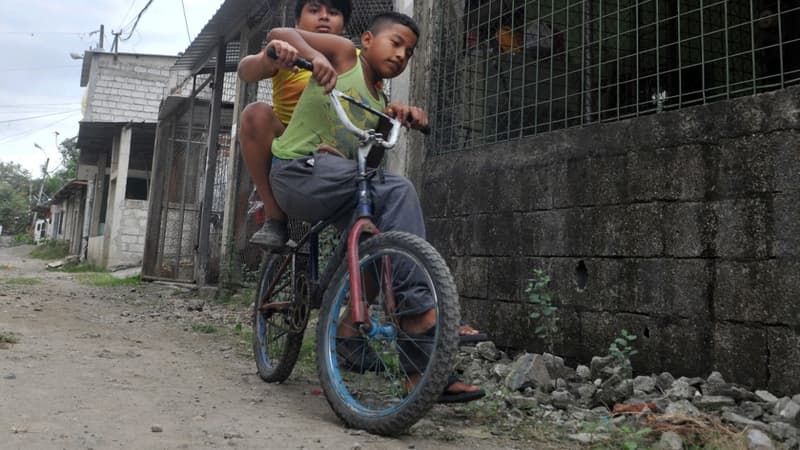 Deux enfants à Guayaquil en Équateur le 16 mai 2020.