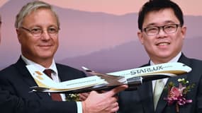Le patron de Starlux Chang Kuo-wei (à droite) a reçu une maquette d'un Airbus 350-1000 du directeur commercial d'Airbus Christian Scherer (à gauche).