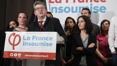 Jean-Luc Mélenchon (centre), Manon Aubry (à sa droite) et des cadres et militants LFI le soir des résultats des élections européennes.