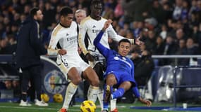Jude Bellingham face à Mason Greenwood lors d'un match de Liga entre le Real Madrid et Getafe, le 1er février 2024.