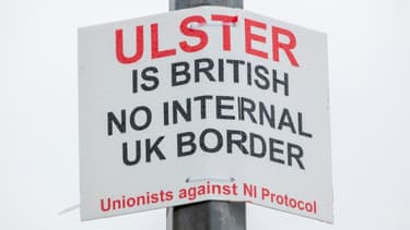 Une pancarte contre une frontière au sein du Royaume-Uni sur un poteau au port de Larne, en Irlande du Nord, le 2 février 2021.