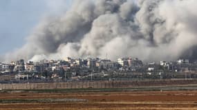 De la fumée au-dessus de la bande de Gaza après des frappes, le 9 décembre 2023
