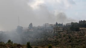 De la fumée s'élève d'une colline bombardée par les forces israéliennes à la périphérie du village frontalier de Dhaira, au sud du Liban, le 11 octobre 2023.