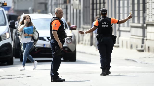Des policiers sur les lieux de l'attaque, le 29 mai, à Liège.