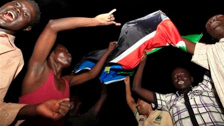 Des milliers de Soudanais du Sud sont descendus dans les rues de Djouba pour célébrer l'accession de leur pays à l'indépendance qui pourrait se traduire par une nouvelle période d'incertitude après des années de conflit. /Photo prise le 9 juillet 2011/ RE