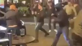 Une bagarre entre des Anglais et des Français avant PSG-Aston Villa, le 8 avril 2025 devant un bar parisien