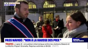 Hausse du pass Navigo: mobilisation d'élus de gauche devant la gare Saint-Lazare à Paris