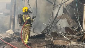 Un pompier sur les lieux du crash à Gramado, au Brésil.