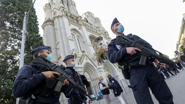 Des policiers sécurisent la basilique Notre-Dame à Nice après l'attentat, le 29 octobre 2020 