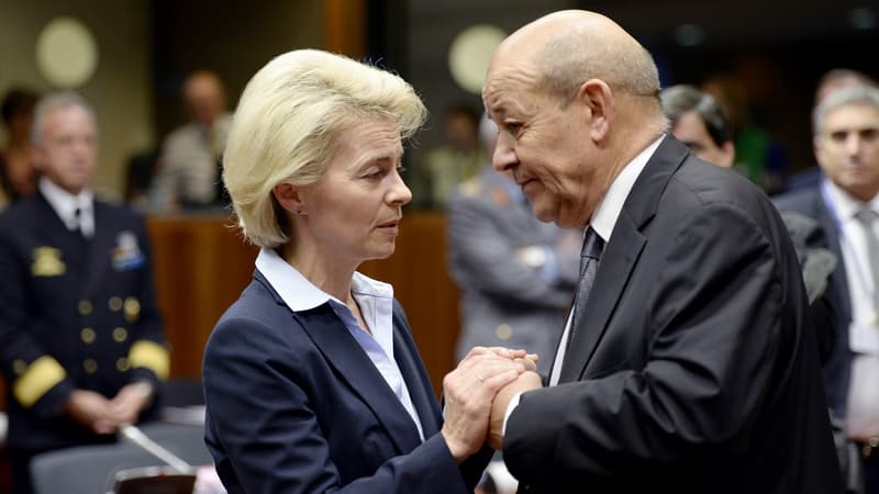 Ursula von der Leyen, ma ministre allemande de la Défense et son homologue français, Jean-Yves Le Drian, à Bruxelles, le 17 novembre.