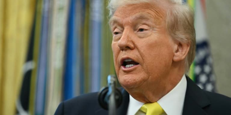 Le président américain Donald Trump dans le Bureau ovale de la Maison Blanche, le 15 octobre 2025 à Washington
