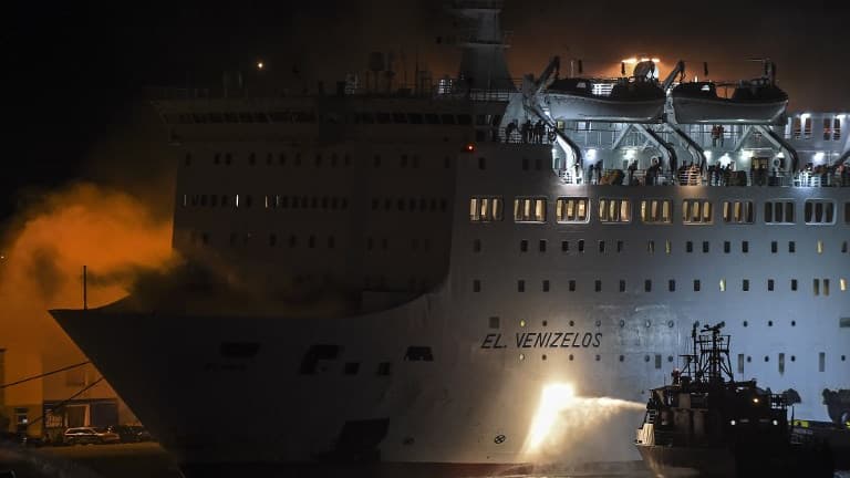 L'Eleftherios Venizelos a du retourner au port du Pirée pour débarquer les passagers et que les pompiers interviennent