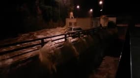 La cadereaux de la ville de Nîmes débordent depuis les fortes pluies de la nuit de jeudi à vendredi