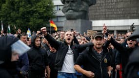 Manifestation de groupes d'extrême droite devant une statue de Karl Marx à Chemnitz, en Allemagne, le 27 août 2018