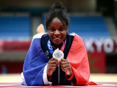 La judokate française Madeleine Malonga pose avec sa médaille d'argent (-78kg), le 29 juillet 2021 aux Jeux Olympiques de Tokyo