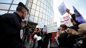 Une cinquantaine de personnes se sont rassemblées dimanche devant le siège de TF1 pour protester contre la participation de Dominique Strauss-Kahn au Journal de 20 heures de la chaîne. "Dominique Strauss-Kahn, les femmes t'abhorrent", pouvait-on lire sur