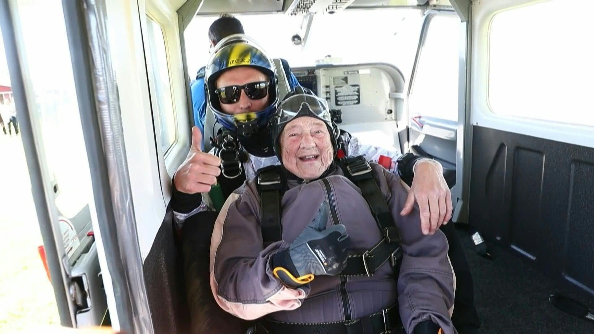 Une grand-mère suédoise de 103 ans bat un record du monde de saut en  parachute