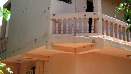 Impacts de balles sur les murs de l'hôtel Byblos à Sévaré (centre du Mali), le 8 août 2015, où une prise d'otages a fait au moins 12 morts