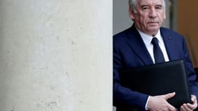 Le Premier ministre François Bayrou à la sortie de l'Elysée, le 21 avril 2025 à Paris