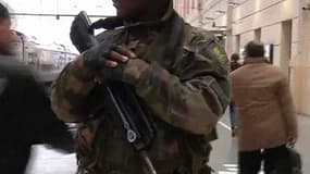 Un militaire en patrouille dans un gare dans le cadre de prévention du terrorisme Vigipirate.