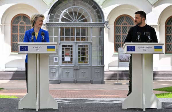 La présidente de la Commission européenne Ursula von der Leyen et le président ukrainien Volodymyr Zelensky à Kiev, le 9 mai 2023.