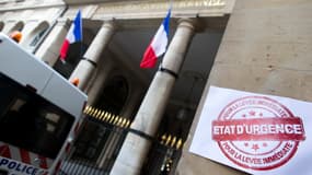 Affiche demandant la fin de l'état d'urgence, devant l'entrée du Conseil constitutionnel à Paris, le 23 décembre 2015.