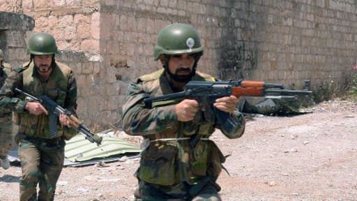 Des soldats pro-gouvernement dans le village de Dahret Abed Rabbo, Syrie, le 26 mai 2013.