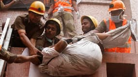 Evacuation d'un patient. Un incendie a ravagé un hôpital et fait au moins 40 morts vendredi à Calcutta, dans l'est de l'Inde. /Photo prise le 9 décembre 2011/REUTERS/Rupak De Chowdhuri