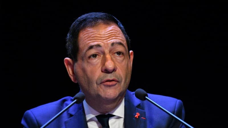 Jean-Luc Romero reconnaît une publication "maladroite" après sa photo à bord d'un avion pour Auschwitz