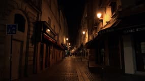 Une rue parisienne déserte samedi 17 octobre quelques minutes avant le début du couvre-feu à 21h. 