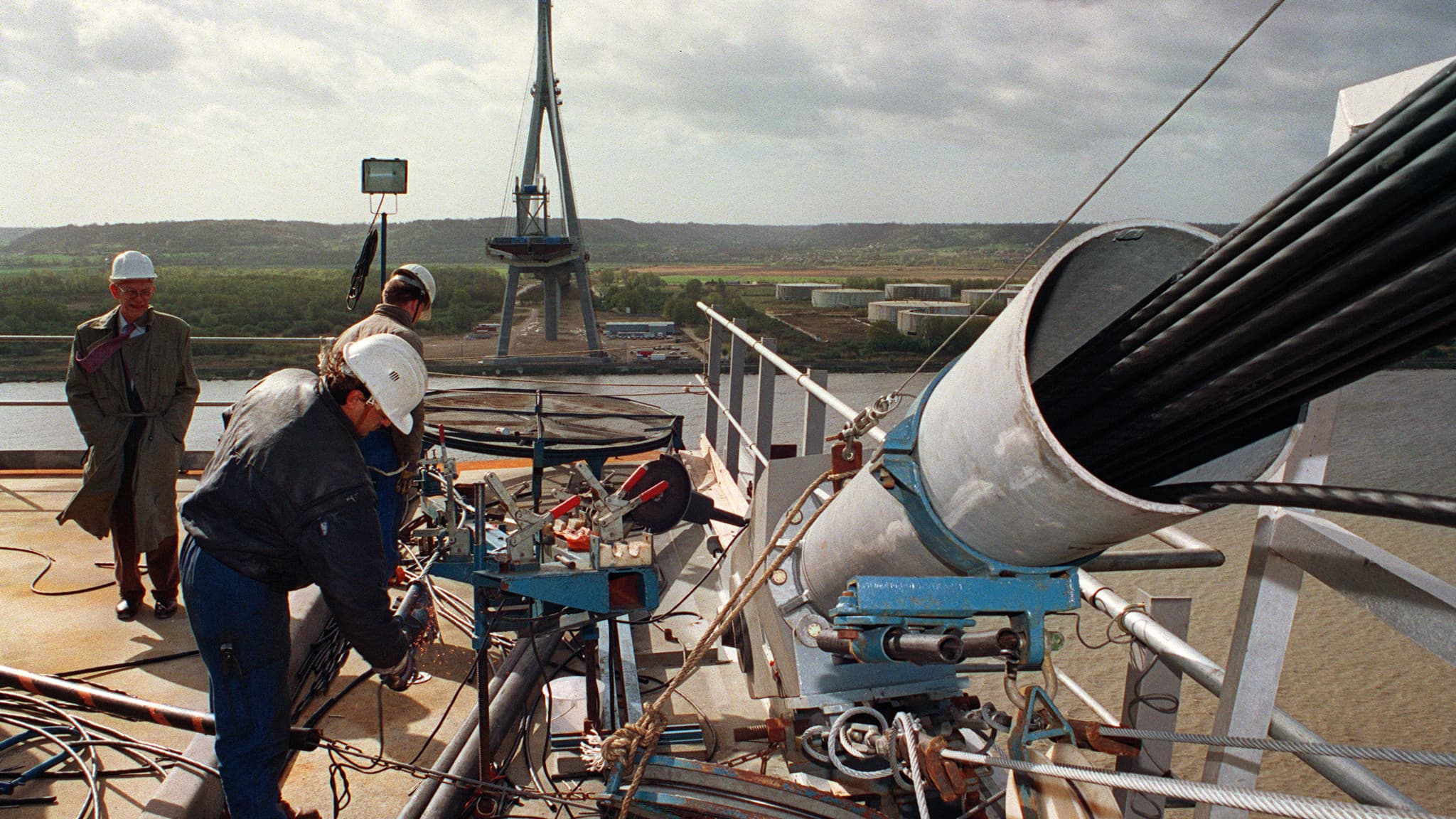 La construction du pont de Normandie en 1994.